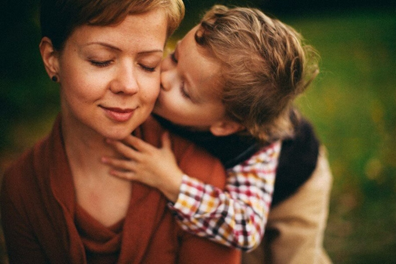 Мама обнимает стих. Мать с ребенком. Мама обнимает сына. Mama obnimayet Sina.